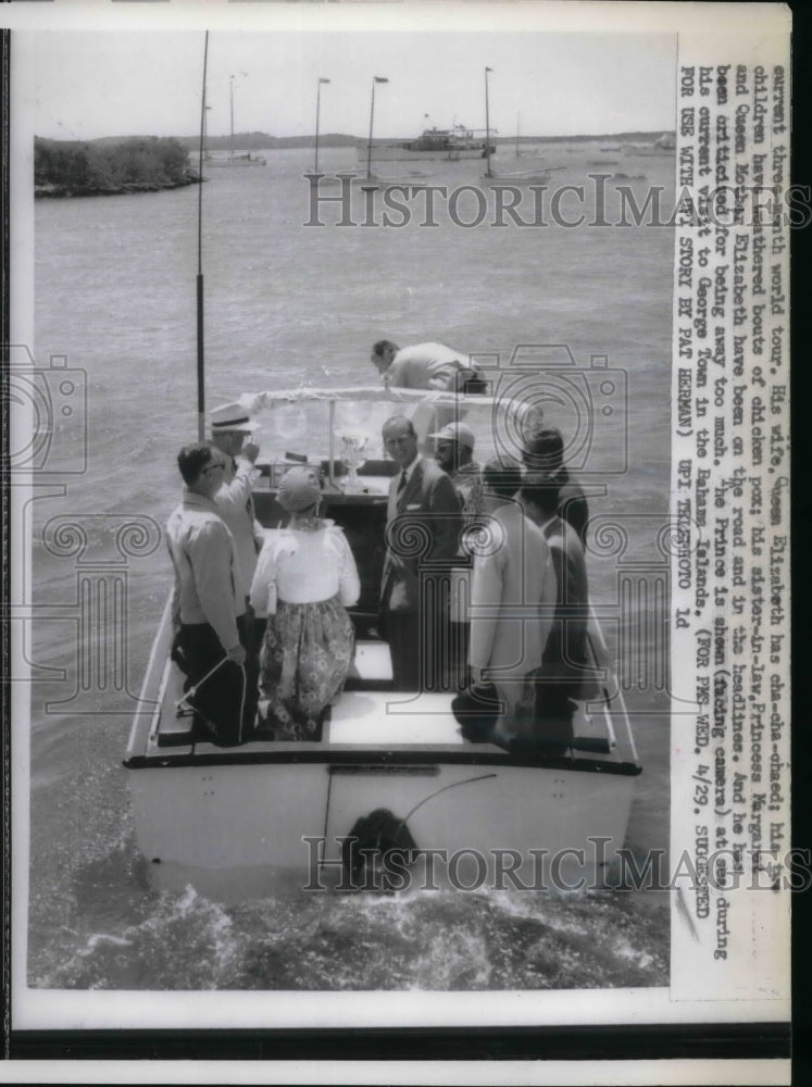 1959 Press Photo Queen Elizabeth and Others on Boat - nea34899 - Historic Images
