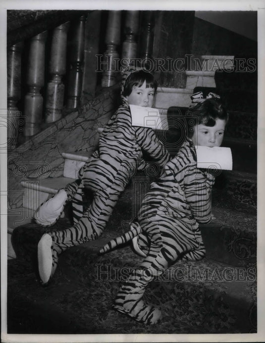 1960 Lindsey Bellamy & Julia Connell in cat suits  - Historic Images