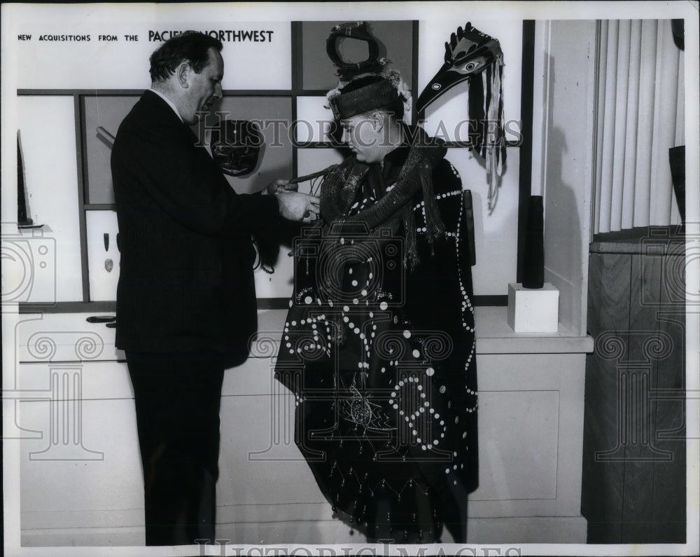 1963 Press Photo Southern Illinois Student Tries On Ceremonial Indian Garb - Historic Images