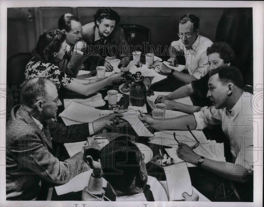 1951 Press Photo Mr sHenrietta Davis, contest judge & her staff - Historic Images