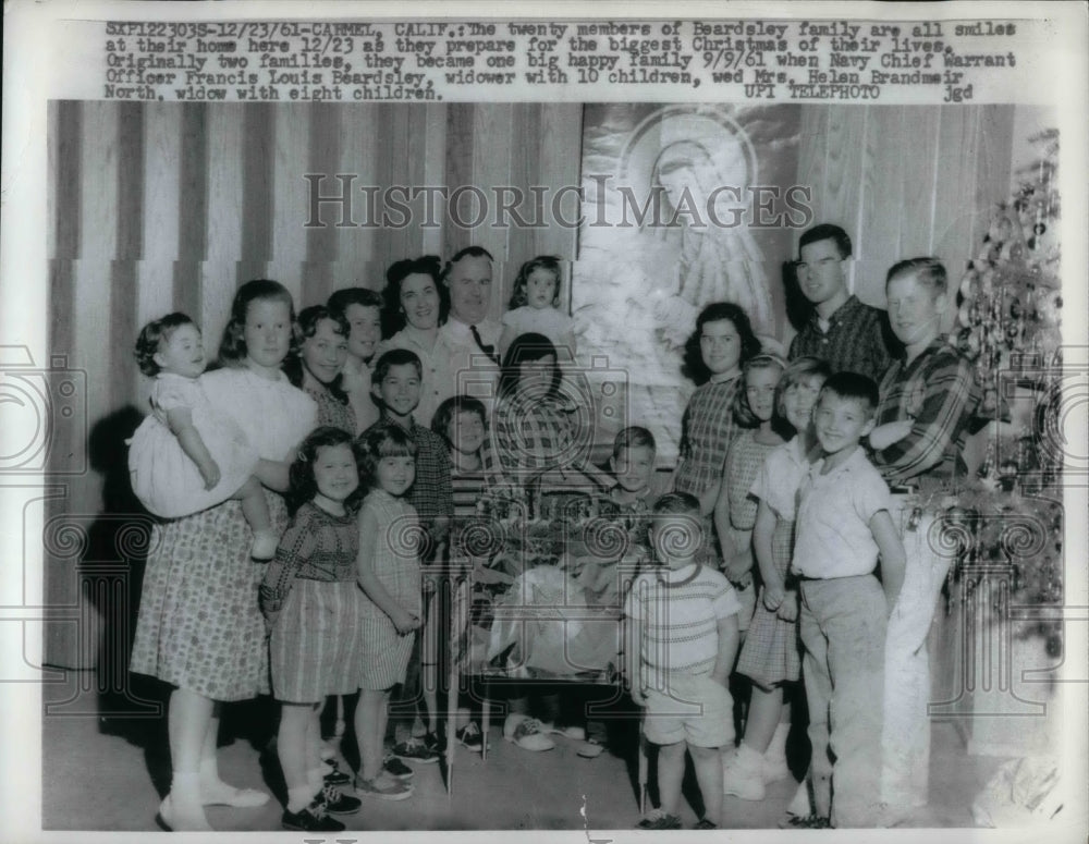 1961 Press Photo 20 members of Beardsley Family Smile At Christmas - nea35038 - Historic Images