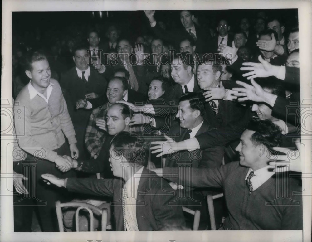 1945 Press Photo striking Longshoremen with William Warren during dock strike - Historic Images