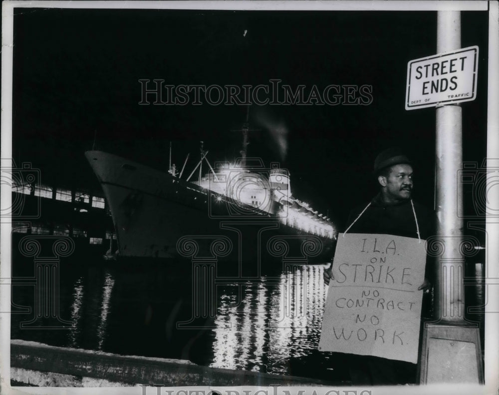 1968 Press Photo Lone Picket Ship stands on Pier as Dockworkers on Strike. - Historic Images