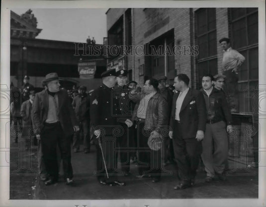 1945 Press Photo Dock Worker argue with Policemen at N.Y. Waterfront. - Historic Images