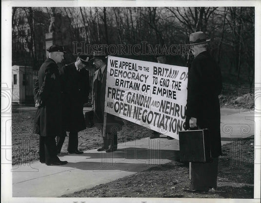 1943 Press Photo Dr J Holmes Smith, Rev Ralph Teplin arrested at protest - Historic Images