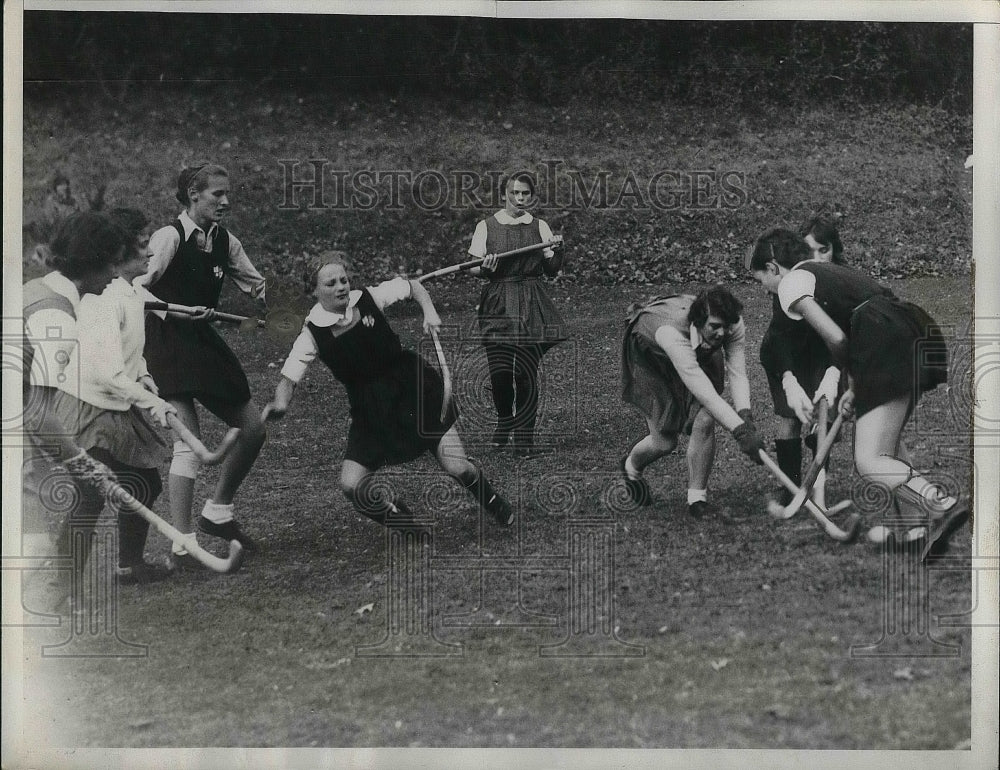 1933 Hockey Game between Bryn Mawr College &amp; Swarthmore College. - Historic Images