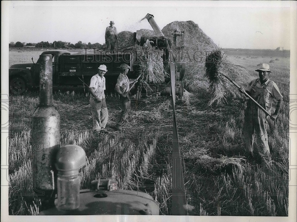 1957 Press Photo Farmer Morris Willmarth, Will Peterson in field - Historic Images