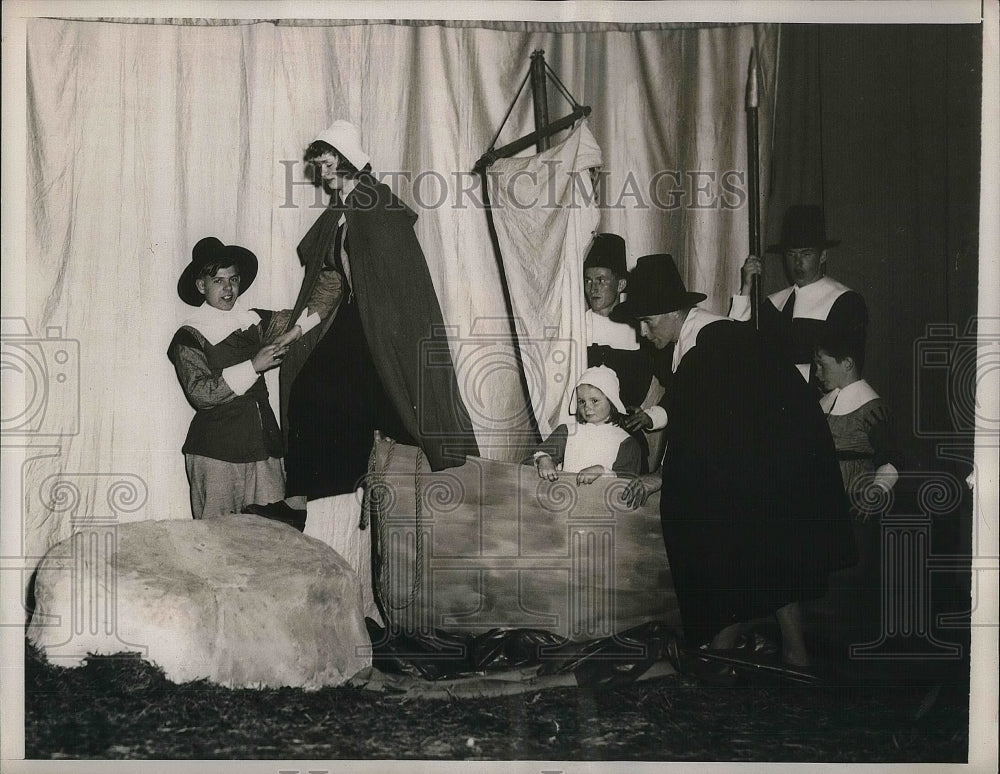1940 Press Photo Celebrating Thanksgiving Pilgrims Lydia Mongan - Historic Images