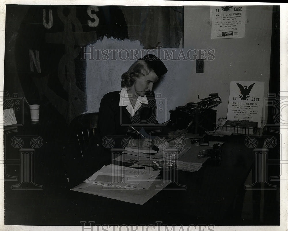 1943 Press Photo Margaret Karris Shopping Service - Historic Images
