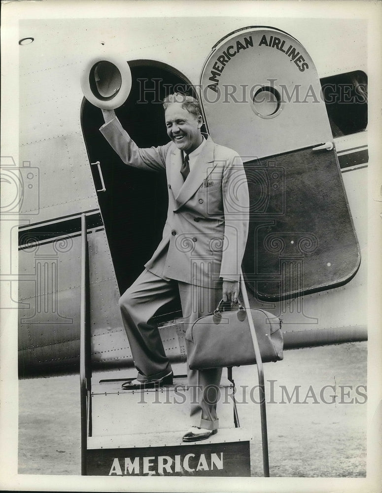 1935 Phil Duey Radio Baritone boarding plane - Historic Images