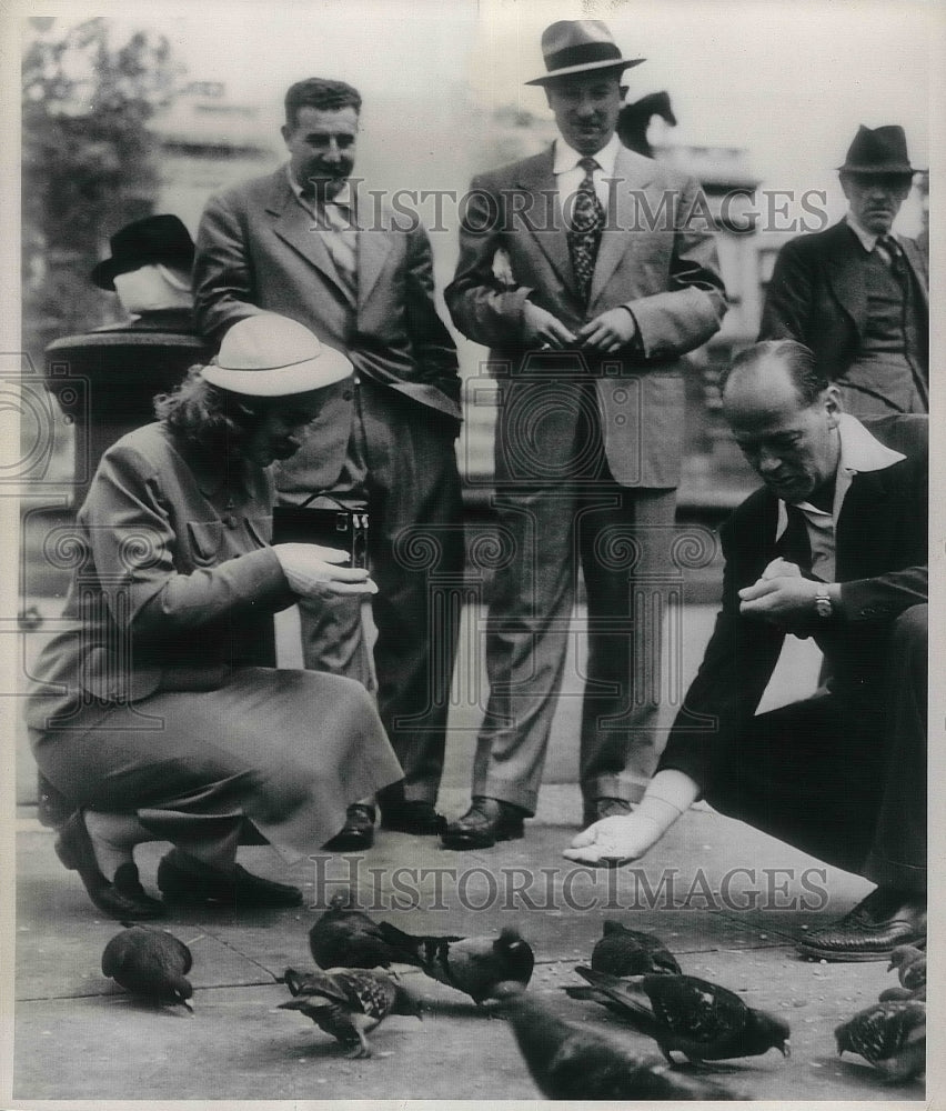 1950 Press Photo J. Walter France feeling pigeons Ted Warner Shirkey Swimmer - Historic Images