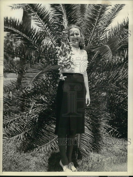 1938 Press Photo Sarah Hall standing in front of a date tree in Miami. - Historic Images