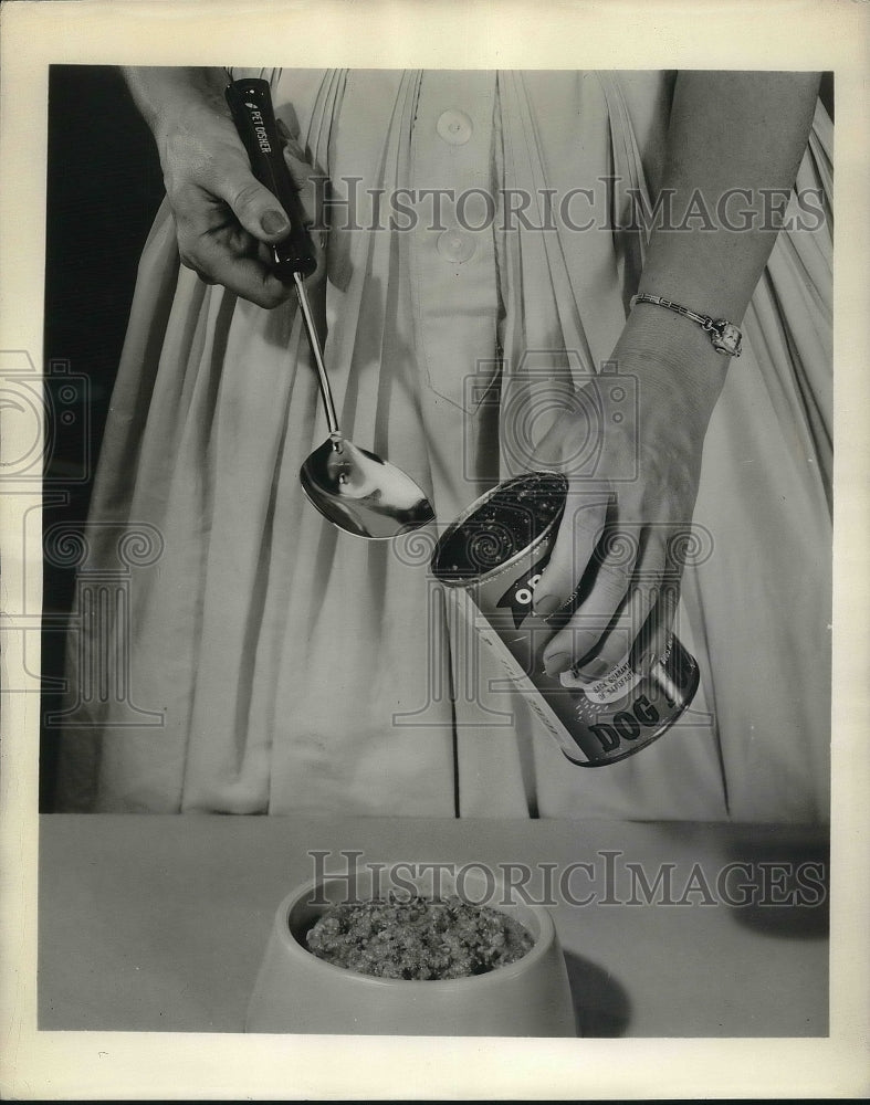 1958 Press Photo New dog food from Ekco Products Company - Historic Images