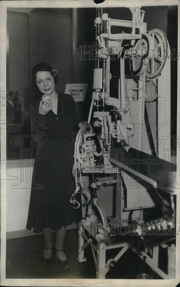1931 Press Photo Ethel Hall & new orange peeling machine at exhibit - Historic Images