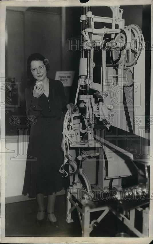 1931 Press Photo Ethel Hall & new orange peeling machine at exhibit - Historic Images