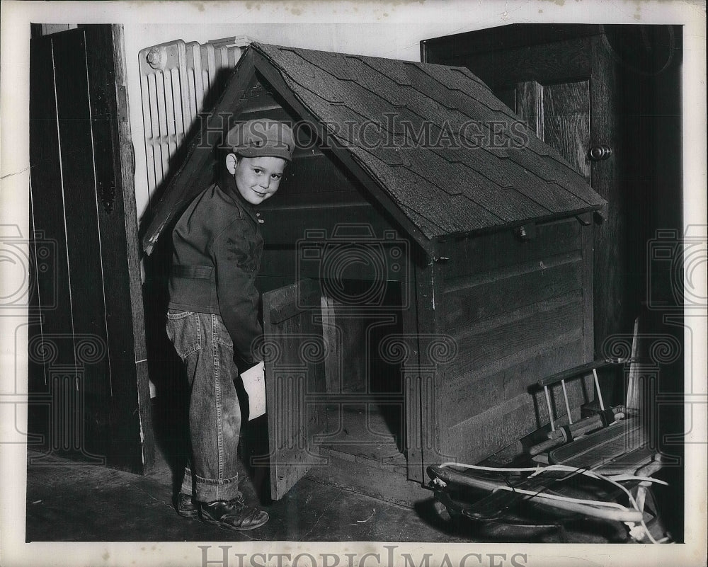 1948 A dog house for large dog breeds - Historic Images