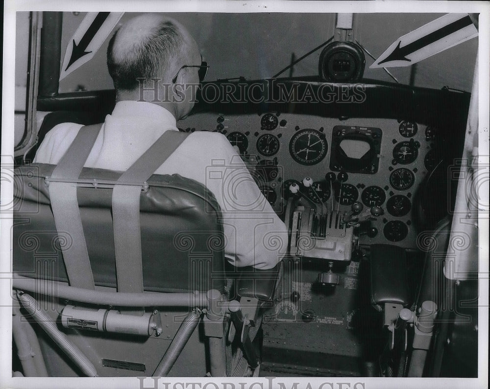 1960 Press Photo Padding Installed In DC-3 Cockpit To Cover Exposed Tubing-Historic Images