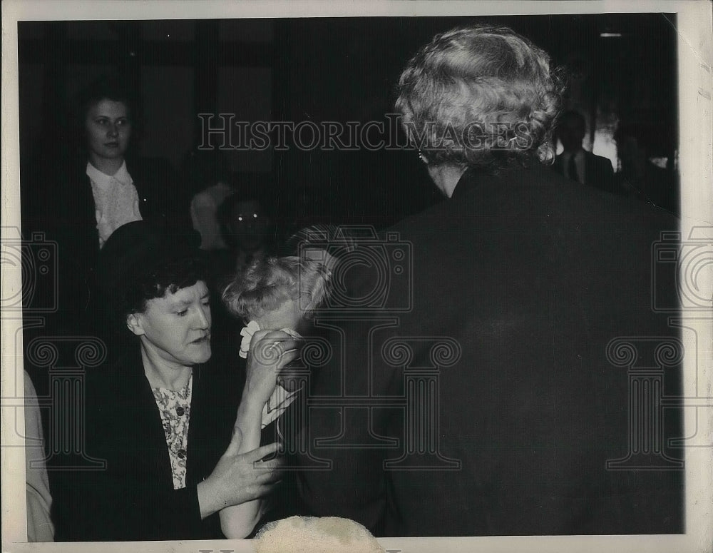 1948 Press Photo Mrs Anna Lang Comforted After Her Son Sentenced For Murder - Historic Images