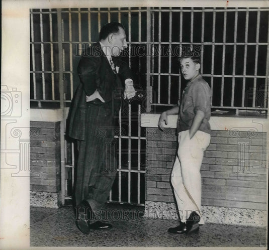 1949 Press Photo Howard Lang Talks With Warden Frank Sein - Historic Images
