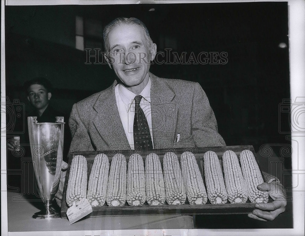 1954 Press Photo Williard Kirk &amp; his corn at Natl Hay &amp; Grain show - Historic Images