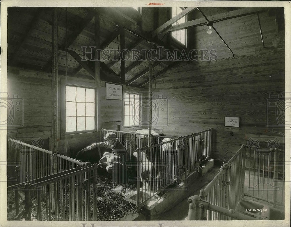 1929 Press Photo Cage Being Cleaned by Vacuum at Farm - Historic Images