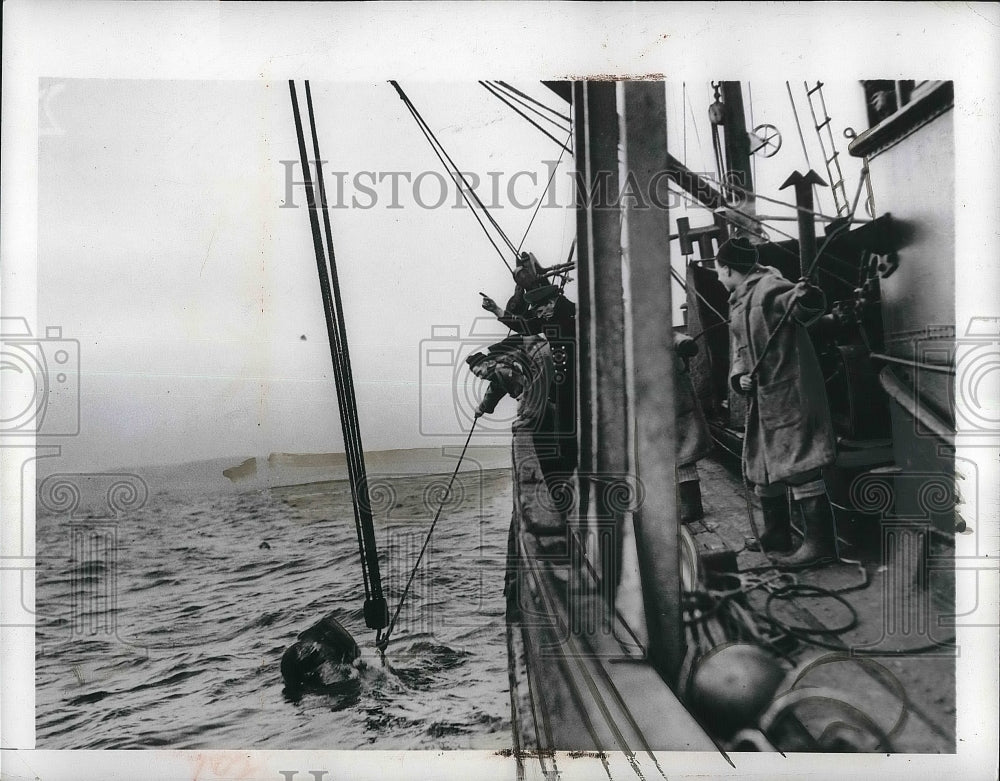 1942 Press Photo Crew of a minesweeper ship recovers another vessel - nea35745 - Historic Images