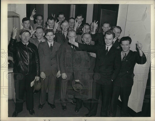 1942 Press Photo Capt & crew of topedoed ship arrive in NYC-Historic Images