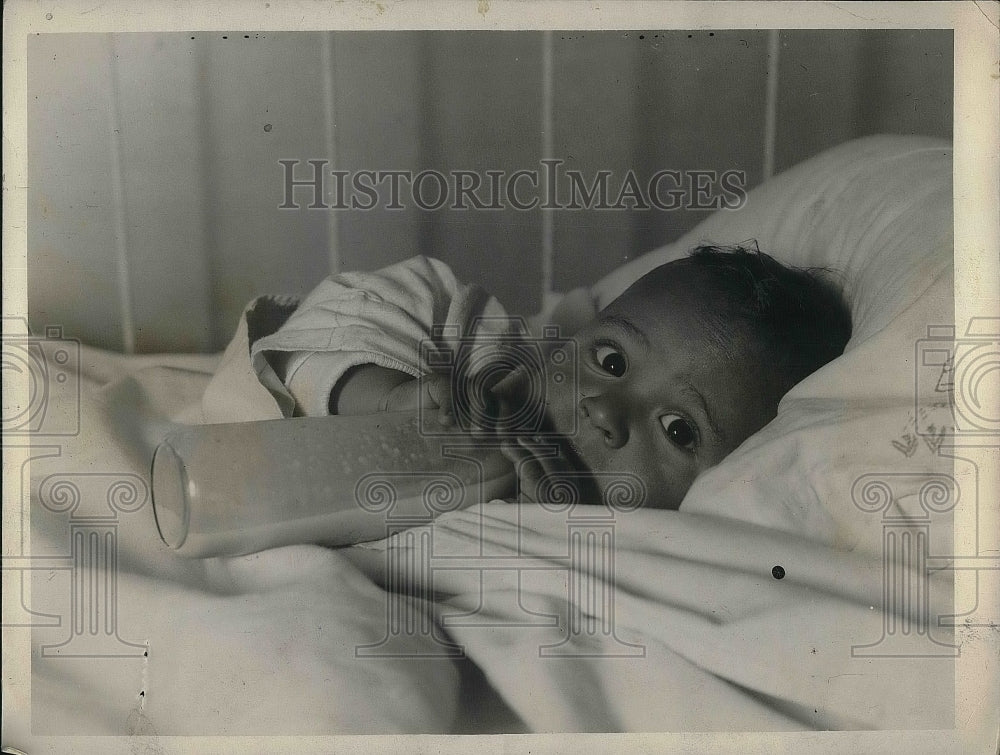 1927 Press Photo Baby Bobby Drinks From Bottle After Being Abandoned - nea35802-Historic Images