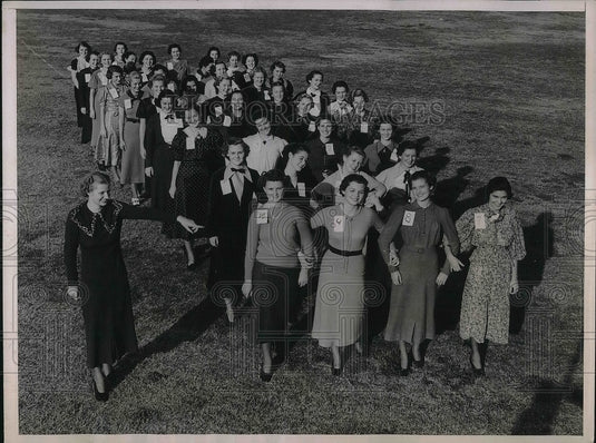 1936 Queen Barbara Nichols with Beauties for Tournament of Roses - Historic Images