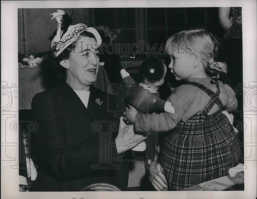 1951 Press Photo Mrs. Walter Gifford US Ambassador to England toy shipment - Historic Images