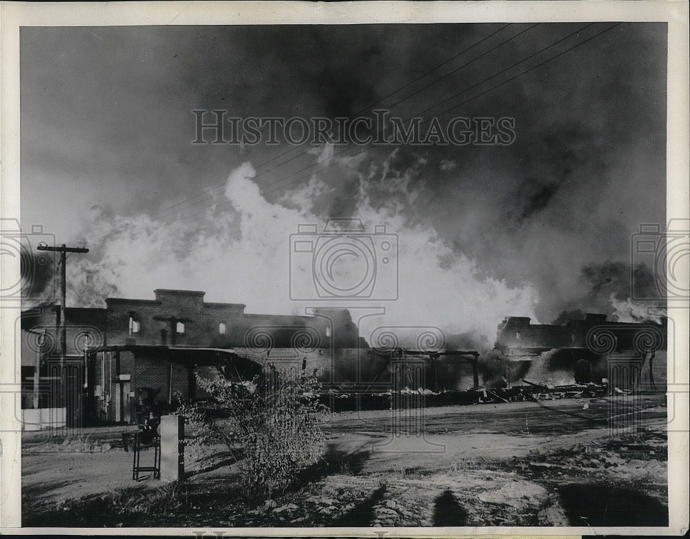 1946 Flames at the Large bonded liquor warehouse at Fresno Calif. - Historic Images