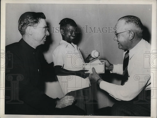 1947 Press Photo Ronald Finnie rewarded for rescuing drowning girl in St. Louis - Historic Images
