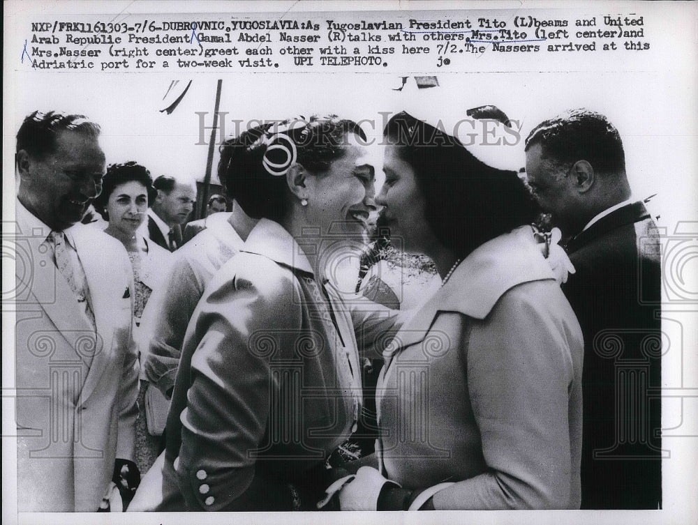 1958 Press Photo Yugo Mrs.Tito Greets Arab Mrs.Nasser With Kiss Dubrovnic, Yugo. - Historic Images