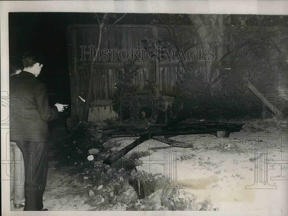 1938 Press Photo Fence broken by students to make a bonfire - Historic Images