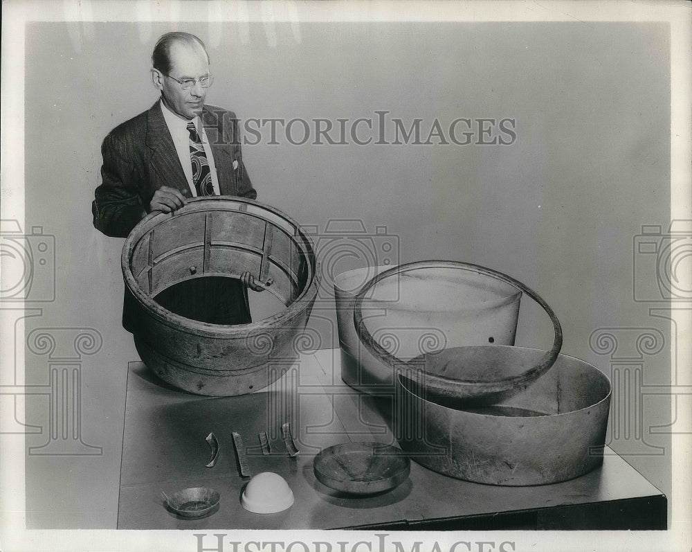 1949 Press Photo Ralph Lotz, factory manager at Apex Electrical Mfg. Company - Historic Images