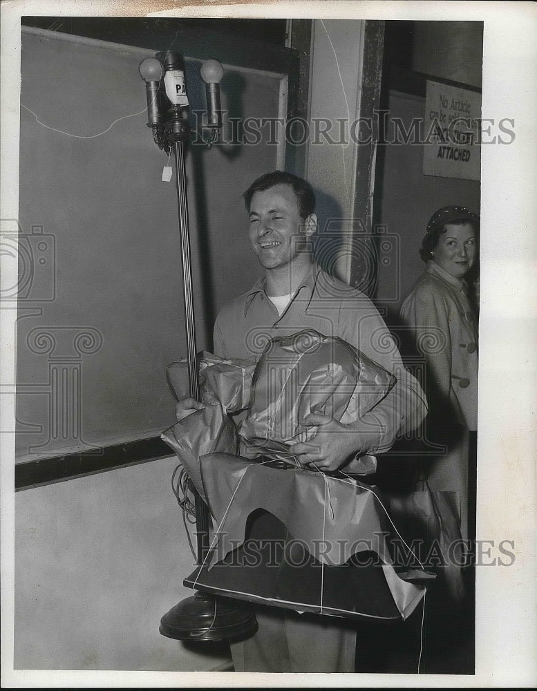1953 Press Photo Joe lane leaving with a lamp and meat grinder - nea36093-Historic Images