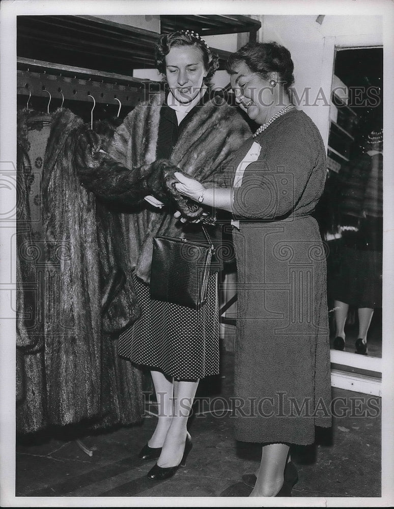1959 Press Photo Mrs. Joseph Larbib, Mrs. T.L. Strimple, White Elephant Sale - Historic Images