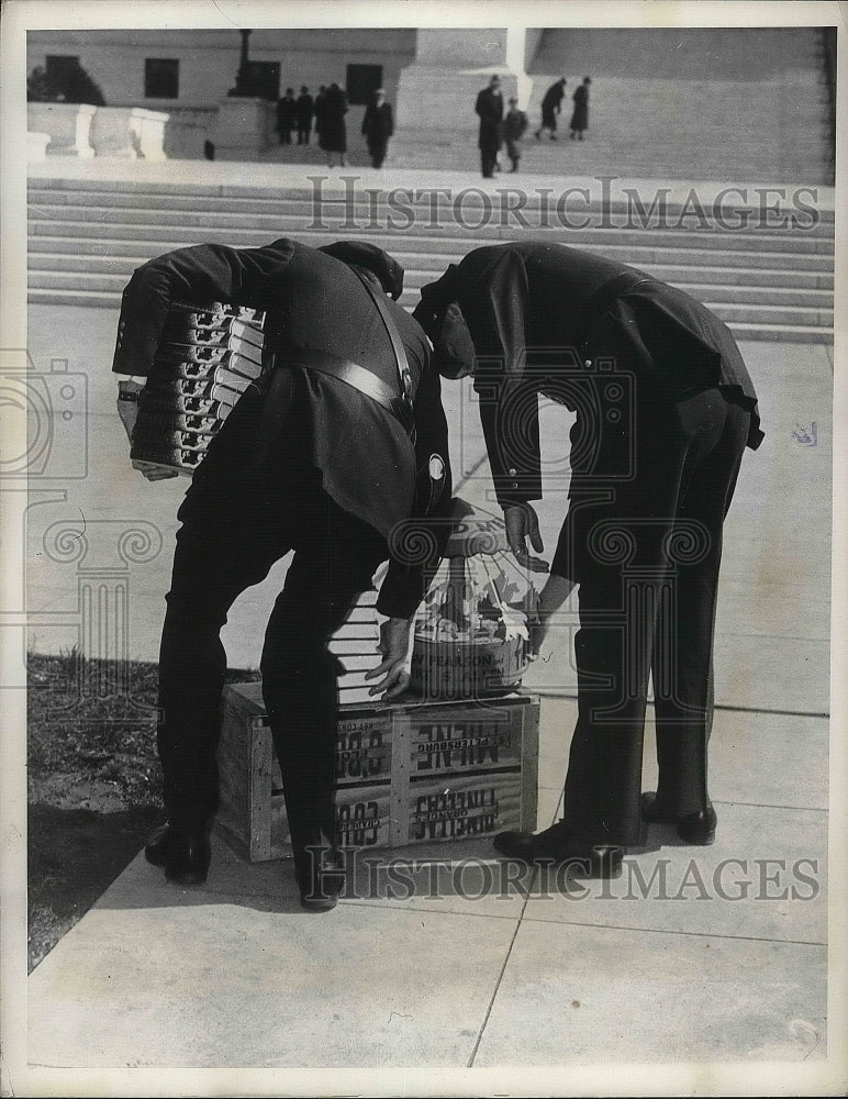 1967 Press Photo Carting away the books in front of U.S. Court. - Historic Images