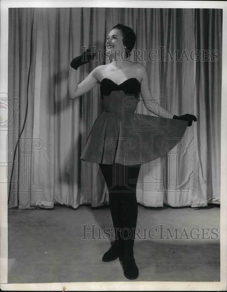 1949 Feminine Ballerina - Historic Images