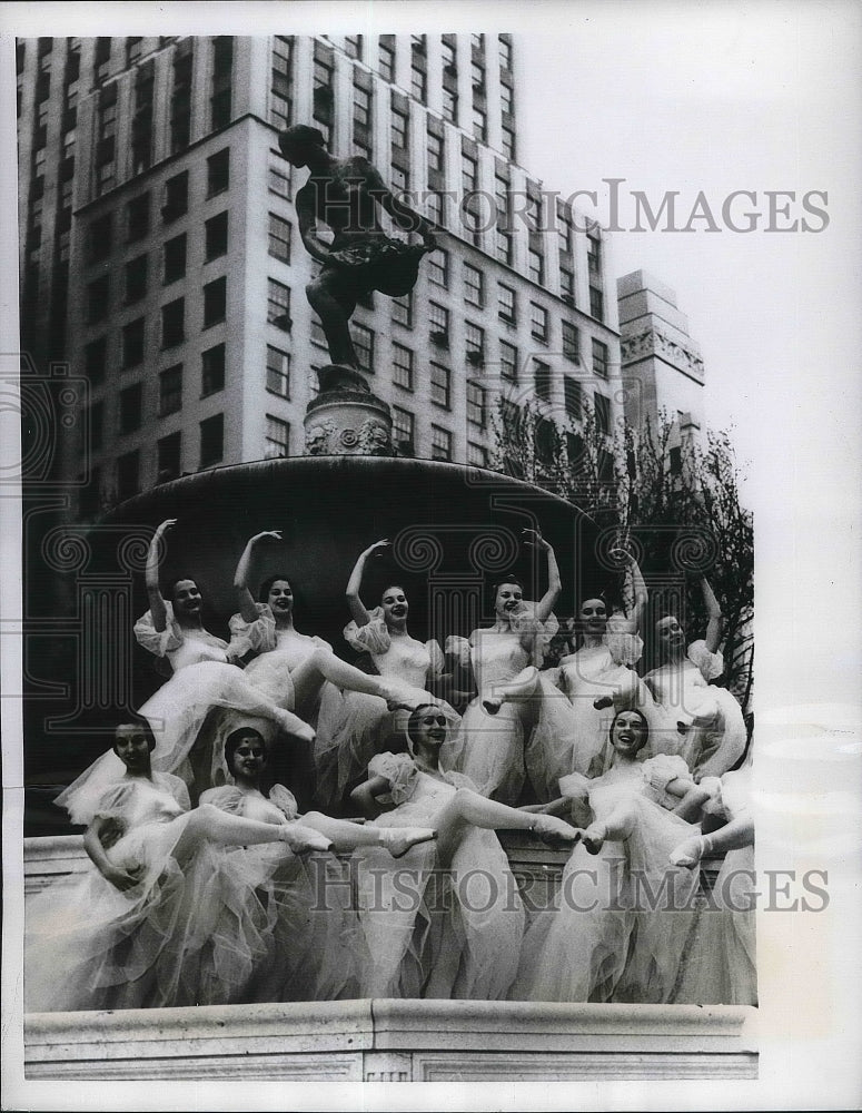 1956 Press Photo Twelve girl pose around the fountain at 59th street &amp; 5th Av.-Historic Images