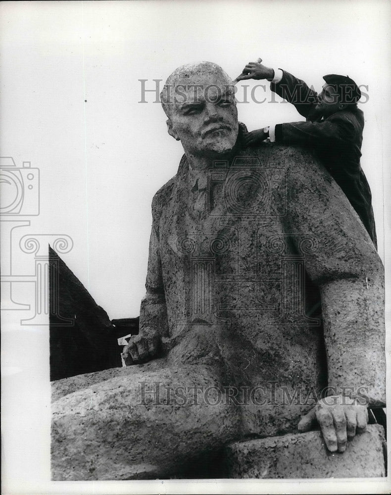 1970 Press Photo Bulgarian sculptor Sekoul Kroumov &amp; figure of Lenen - Historic Images