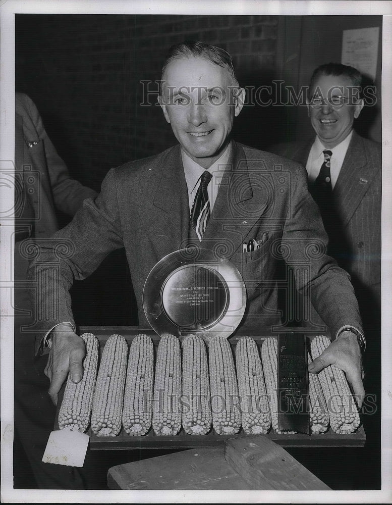 1951 Press Photo Willard Kirk &amp; his corn at Intl. Livestock Expo - nea36232-Historic Images