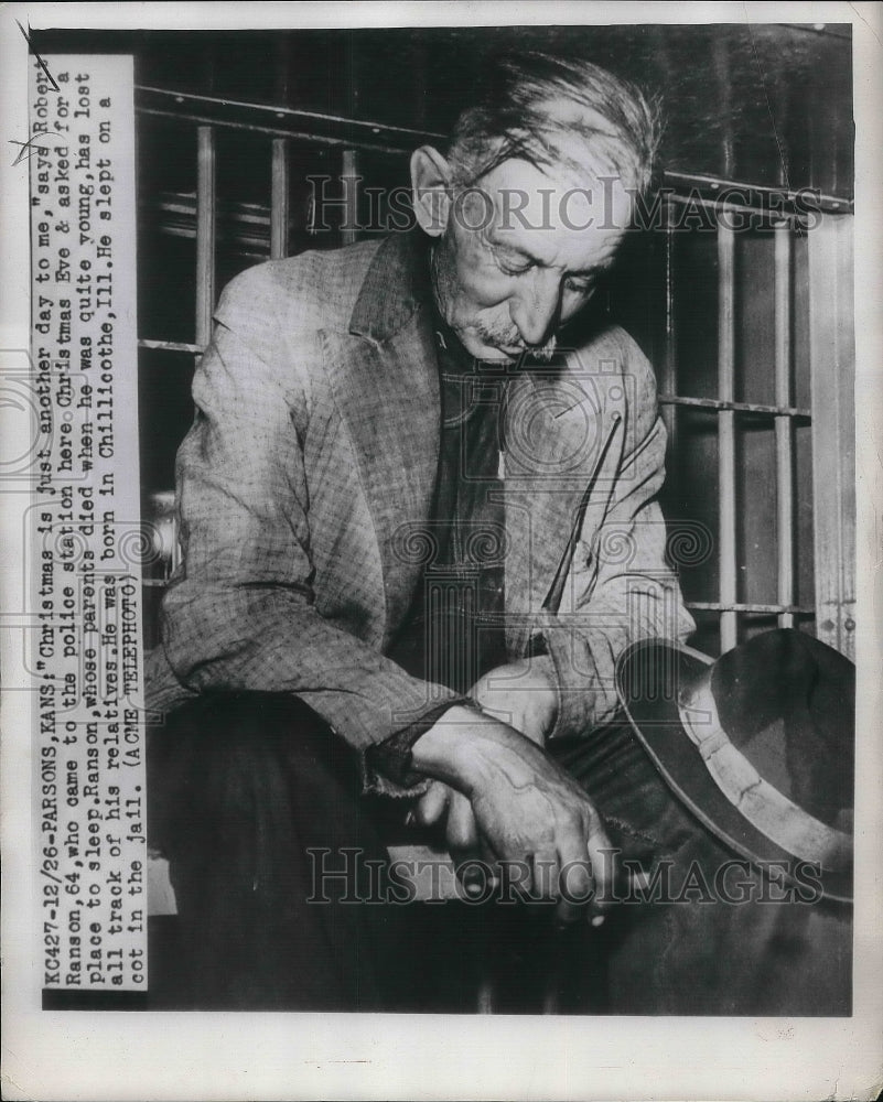 1950 Press Photo Robert Ranson at police station to not spend Xmas alone-Historic Images
