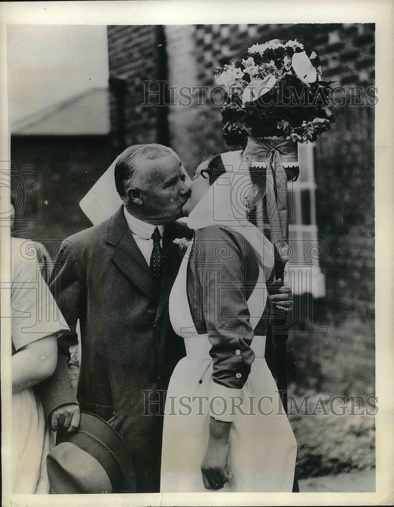 1934 Press Photo Hocktide Festival in Hungerford, England, couple kissing - Historic Images