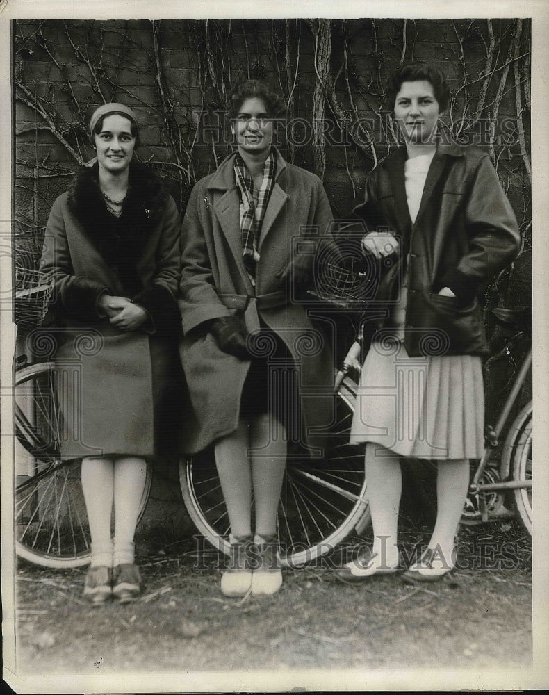1929 Mery Eaton, Penelope Crane, and Alice Davis. students in Albany - Historic Images