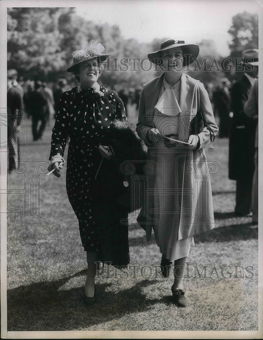 1936 Press Photo Margaret Emerson & Mrs. Douglas Paige at Belmont Races - Historic Images