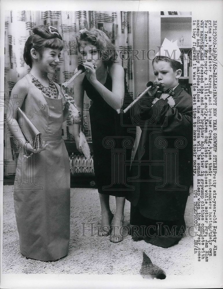 1962 Press Photo Kristy, Karen &amp; Craig Elam Dressed as Grown Ups For New Years - Historic Images