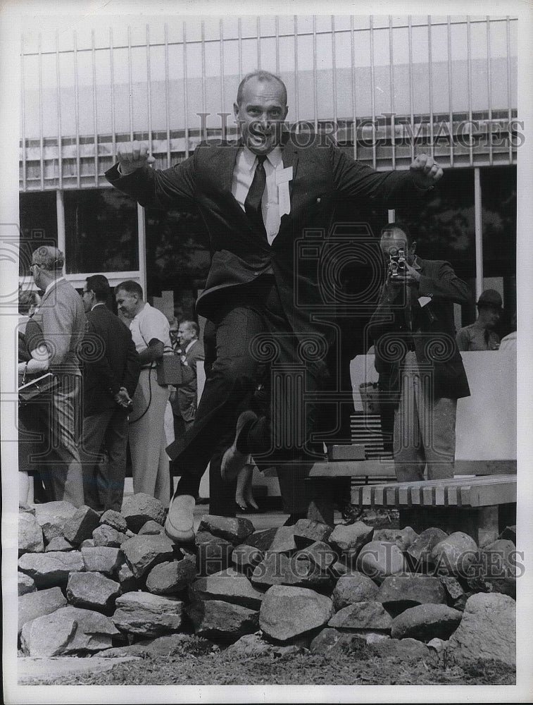 1962 Press Photo Iowa Governor Herschel Loveless Leaps Over Low Wall Of Rocks - Historic Images