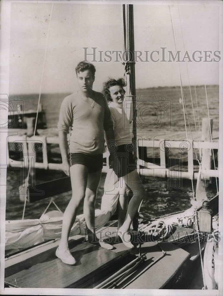 1937 Press Photo Mr. &amp; Mrs. Dudley Lawrence Cruise In Sailboat In Southern Water - Historic Images