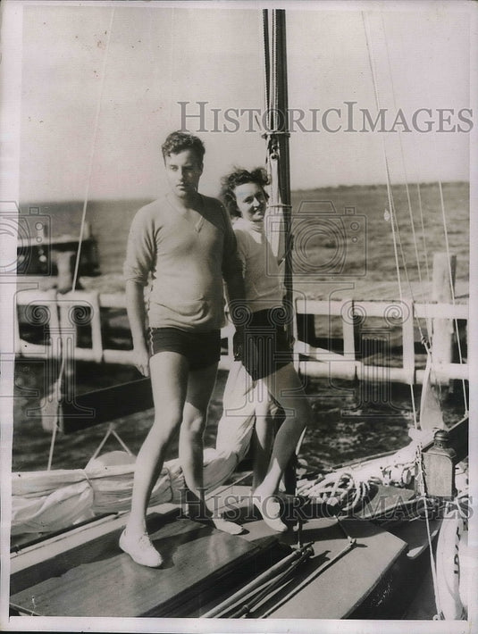 1937 Press Photo Mr. & Mrs. Dudley Lawrence Cruise In Sailboat In Southern Water - Historic Images